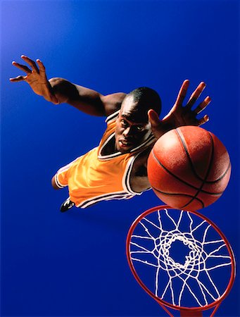 simsearch:700-02125516,k - Obenliegende Ansicht des Mannes, die Basketball spielen Stockbilder - Lizenzpflichtiges, Bildnummer: 700-00020383