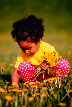simsearch:700-00015310,k - Girl Picking Flowers Foto de stock - Con derechos protegidos, Código: 700-00021495