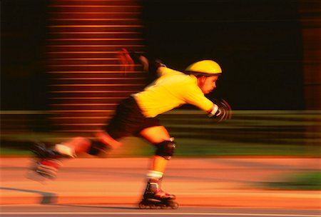 patinador en línea (hombre y mujer) - Blurred View of Man In-Line Skating Foto de stock - Con derechos protegidos, Código: 700-00021681