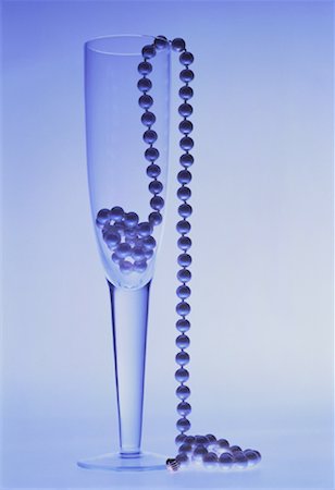 simsearch:630-01492287,k - String of Pearls in Champagne Flute Foto de stock - Direito Controlado, Número: 700-00022815