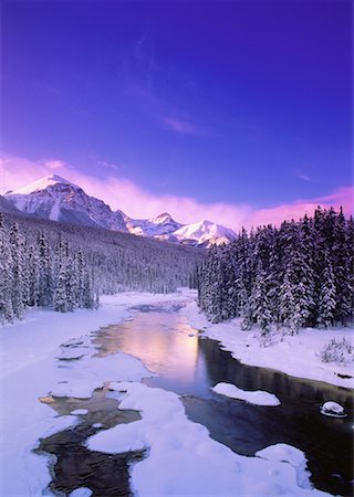 La rivière Bow et Bow plage au coucher du soleil en hiver le Parc National Banff, Alberta, Canada Photographie de stock - Rights-Managed, Code: 700-00023475