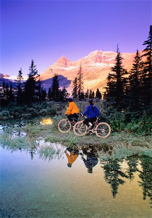 simsearch:700-00425192,k - Couple Riding Bikes near Lake Bow Lake, Banff National Park Alberta, Canada Foto de stock - Con derechos protegidos, Código: 700-00023478