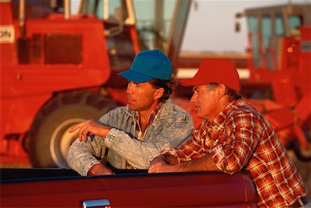 Deux agriculteurs se penchant sur l'arrière du camion au coucher du soleil, Sainte-Agathe, Manitoba, Canada Photographie de stock - Rights-Managed, Code: 700-00023750