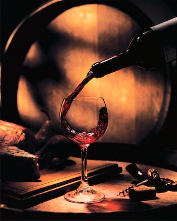 simsearch:659-07739357,k - Wine Pouring into Wine Glass Foto de stock - Con derechos protegidos, Código: 700-00034176