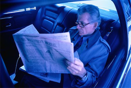simsearch:700-00006845,k - Mature journal lecture homme d'affaires dans la voiture Photographie de stock - Rights-Managed, Code: 700-00034911