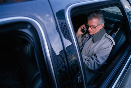 simsearch:700-00006845,k - Mature homme d'affaires dans la voiture de luxe à l'aide de téléphone portable Photographie de stock - Rights-Managed, Code: 700-00035164