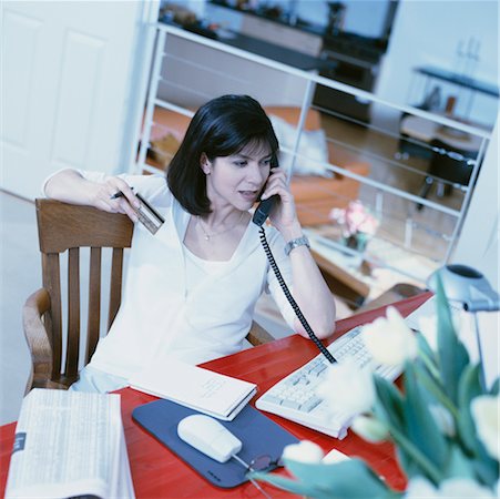 simsearch:700-00550006,k - Frau mit Telefon, die Abhaltung von Kreditkarte auf dem Computer Stockbilder - Lizenzpflichtiges, Bildnummer: 700-00035251
