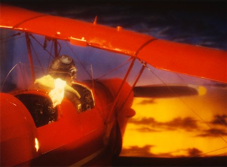 Mann in Bi-Plane bei Sonnenuntergang Stockbilder - Lizenzpflichtiges, Bildnummer: 700-00036546