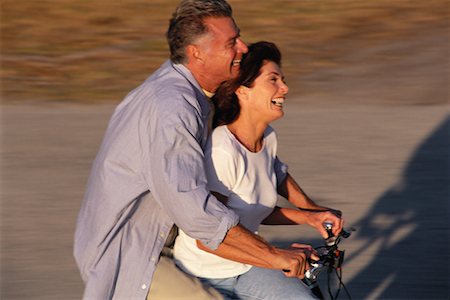 simsearch:700-00068248,k - Älteres Paar auf Fahrrad Stockbilder - Lizenzpflichtiges, Bildnummer: 700-00037009