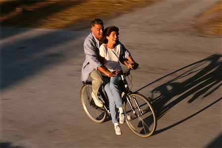 simsearch:700-00068248,k - Älteres Paar auf Fahrrad Stockbilder - Lizenzpflichtiges, Bildnummer: 700-00037010