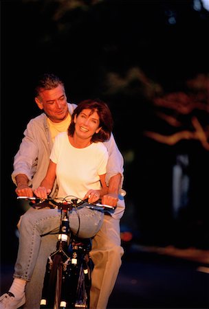 simsearch:700-00068248,k - Älteres Paar auf Fahrrad Stockbilder - Lizenzpflichtiges, Bildnummer: 700-00037011