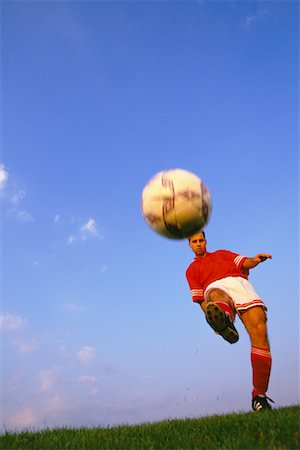 simsearch:622-02198608,k - Soccer Player Kicking Ball Foto de stock - Con derechos protegidos, Código: 700-00037095