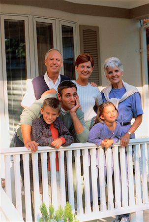 david p. hall - Portrait of Family Standing on Porch Foto de stock - Direito Controlado, Número: 700-00037326