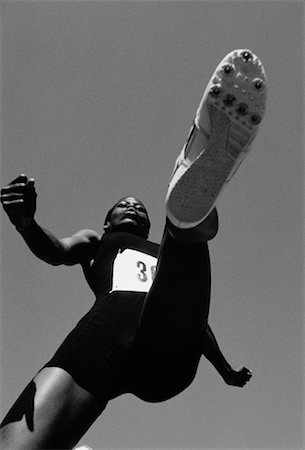 salto em distância - Female Athlete Long Jumping Foto de stock - Direito Controlado, Número: 700-00037474