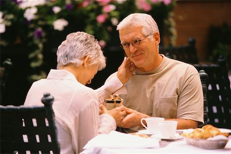 simsearch:700-00046684,k - Älteres Paar, die Austausch von Geschenken an Outdoor-Café Stockbilder - Lizenzpflichtiges, Bildnummer: 700-00037795