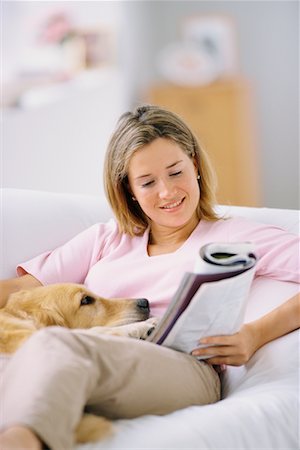 Femme et chien assis sur le canapé Photographie de stock - Rights-Managed, Code: 700-00037834