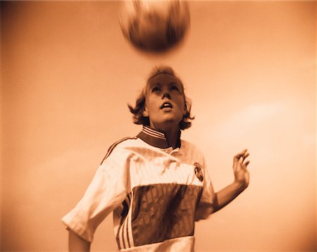 Weibliche Fußball-Nationalspieler springenden Ball auf Kopf Stockbilder - Lizenzpflichtiges, Bildnummer: 700-00037845