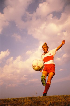 simsearch:622-02198608,k - Female Soccer Player Kicking Ball Foto de stock - Con derechos protegidos, Código: 700-00037842