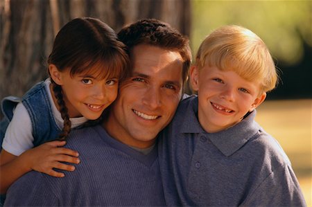 david p. hall - Portrait of Father, Son and Daughter Outdoors Foto de stock - Direito Controlado, Número: 700-00037878