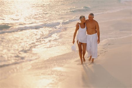 david p. hall - Mature Couple Walking on Beach Foto de stock - Direito Controlado, Número: 700-00038454