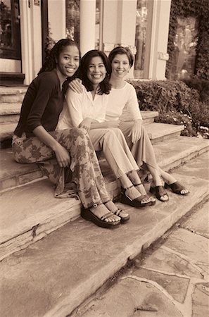 simsearch:700-00038499,k - Portrait de trois femmes assises à l'extérieur Photographie de stock - Rights-Managed, Code: 700-00038501