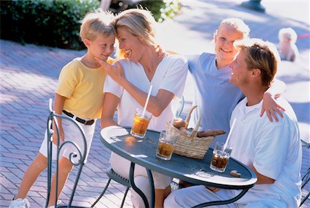 Family Eating At Outdoor Cafe Foto de stock - Con derechos protegidos, Código: 700-00038514