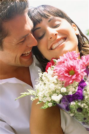 simsearch:700-00046684,k - Paar mit Blumenstrauß Stockbilder - Lizenzpflichtiges, Bildnummer: 700-00038597