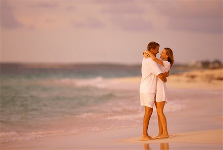 simsearch:700-00038738,k - Couple embrassant sur la plage Photographie de stock - Rights-Managed, Code: 700-00038739