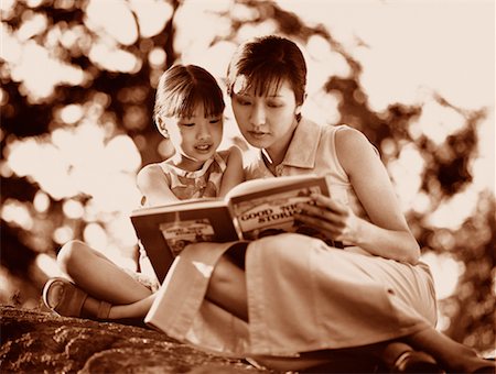 pierre tremblay - Mother and Daughter Reading Outdoors Foto de stock - Con derechos protegidos, Código: 700-00038751