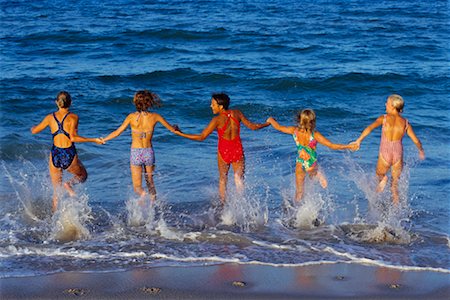 Back View of Girls in Swimwear Running in Water, Holding Hands Foto de stock - Con derechos protegidos, Código: 700-00038767