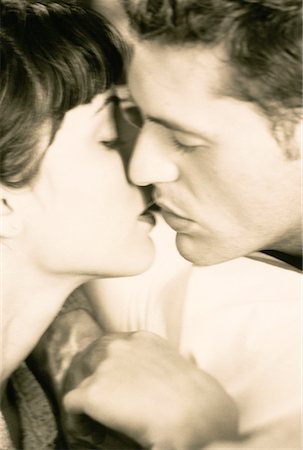 simsearch:700-00263120,k - Close-Up of Couple Kissing Foto de stock - Direito Controlado, Número: 700-00038842