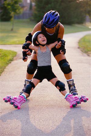 Mother and Daughter In-Line Skating Foto de stock - Con derechos protegidos, Código: 700-00038909