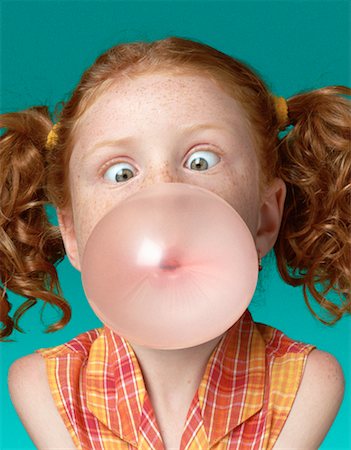 simsearch:700-00182602,k - Portrait de jeune fille soufflant des bulles Photographie de stock - Rights-Managed, Code: 700-00039119