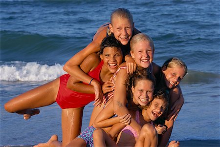 Portrait de groupe des filles en maillot de bain sur la plage Photographie de stock - Rights-Managed, Code: 700-00039112