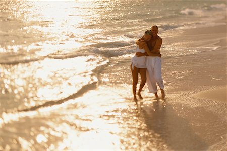 simsearch:700-00038738,k - Couple d'âge mûr marchant sur la plage Photographie de stock - Rights-Managed, Code: 700-00039285