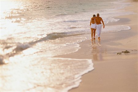simsearch:700-00038738,k - Couple d'âge mûr marchant sur la plage Photographie de stock - Rights-Managed, Code: 700-00039286