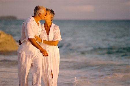 simsearch:700-00039373,k - Mature Couple baiser sur la plage Photographie de stock - Rights-Managed, Code: 700-00039283