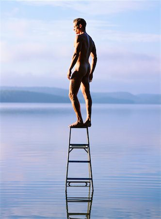 Homme nu debout sur une échelle à l'eau Photographie de stock - Rights-Managed, Code: 700-00039329