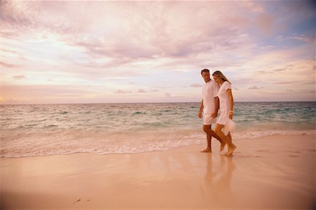 simsearch:700-00038738,k - Couple marchant sur la plage Photographie de stock - Rights-Managed, Code: 700-00039376