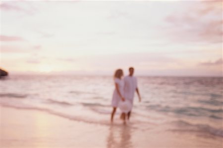 simsearch:700-00038738,k - Vue brouillée de Couple marchant sur la plage Photographie de stock - Rights-Managed, Code: 700-00039378