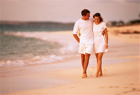 simsearch:700-00039373,k - Couple marchant sur la plage Photographie de stock - Rights-Managed, Code: 700-00039379