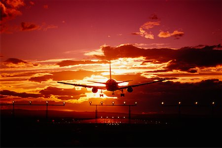 simsearch:700-00052153,k - Avion atterrissait à Sunset Aéroport International de Calgary Calgary, Alberta, Canada Photographie de stock - Rights-Managed, Code: 700-00039517