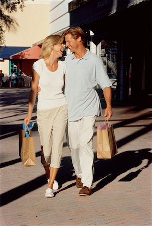 simsearch:700-00090323,k - Paar Walking im Freien mit Einkaufstaschen Stockbilder - Lizenzpflichtiges, Bildnummer: 700-00039576