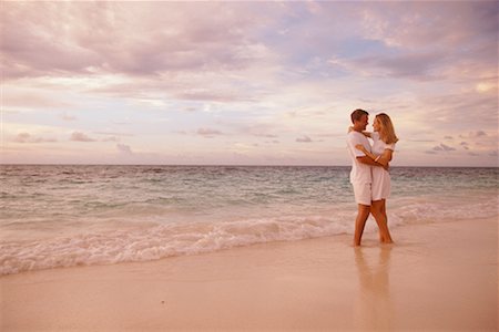 simsearch:700-00038738,k - Couple embrassant le Bahamas Beach Photographie de stock - Rights-Managed, Code: 700-00039818