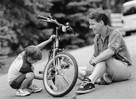 Père et fils de fixation vélo en plein air Photographie de stock - Rights-Managed, Code: 700-00039947