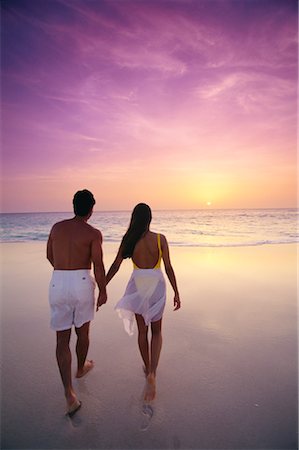 simsearch:700-00039373,k - Vue arrière du Couple marchant sur la plage au coucher du soleil Photographie de stock - Rights-Managed, Code: 700-00030994