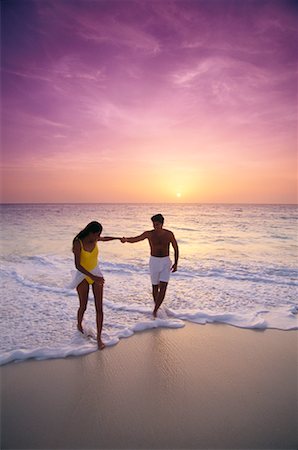 simsearch:700-00038738,k - Couple marchant sur la plage au coucher du soleil Photographie de stock - Rights-Managed, Code: 700-00030995