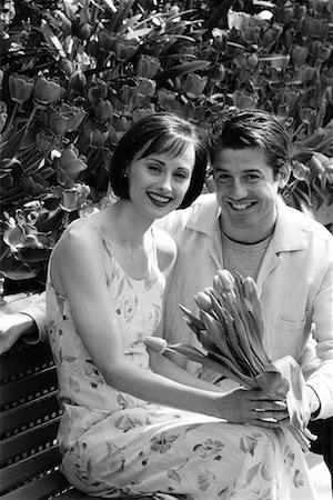 simsearch:700-00038851,k - Portrait d'un Couple assis sur un banc de parc avec un Bouquet de tulipes Photographie de stock - Rights-Managed, Code: 700-00031094