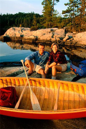 Couple assis sur rocher avec canot Temagami (Ontario), Canada Photographie de stock - Rights-Managed, Code: 700-00031161