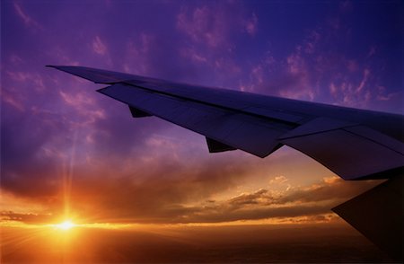 simsearch:700-00081344,k - Flügel des Flugzeugs bei Sonnenuntergang Stockbilder - Lizenzpflichtiges, Bildnummer: 700-00031534